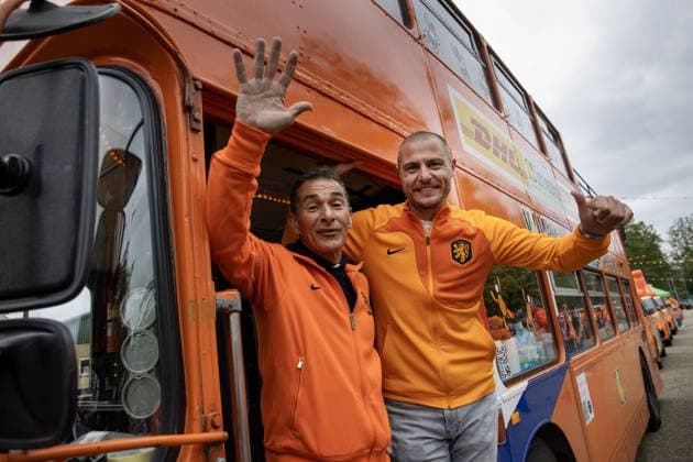 HARDENBERG - Former football players Gerald Vanenburg and Danny Koevermans (lr) wave goodbye to Dutch supporters who have gathered at football club HHC Hardenberg. The KNVB organized a fan parade with the hope that as many Orange fans as possible will set sail in a caravan to Hamburg in Germany where the Dutch national team will play the first match of the European Championship against Poland. ANP VINCENT JANNINK netherlands out - belgium out  Copyright: xx x501065156x originalFilename: 501065156.jpg