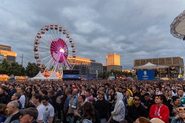 Kick-off to the European Football Championship in Germany More than 15,000 people gathered at augustusplatz in Leipzig to watch the opening match between Germany and Scotland in the official fan zone The evening was hosted by MDR presenter Tom Scheunemann Fanfest