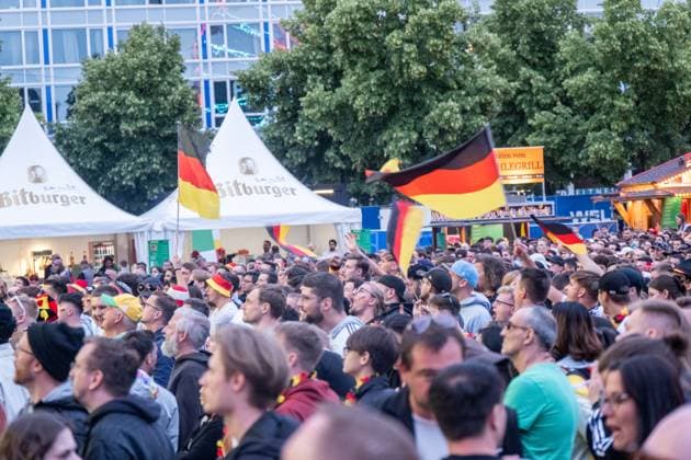 Kick-off to the European Football Championship in Germany More than 15,000 people gathered at augustusplatz in Leipzig to watch the opening match between Germany and Scotland in the official fan zone The evening was hosted by MDR presenter Tom Scheunemann Fanfest