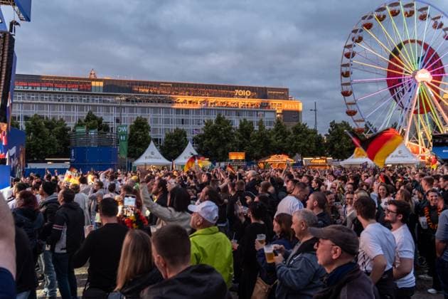 Kick-off to the European Football Championship in Germany More than 15,000 people gathered at augustusplatz in Leipzig to watch the opening match between Germany and Scotland in the official fan zone The evening was hosted by MDR presenter Tom Scheunemann Fanfest