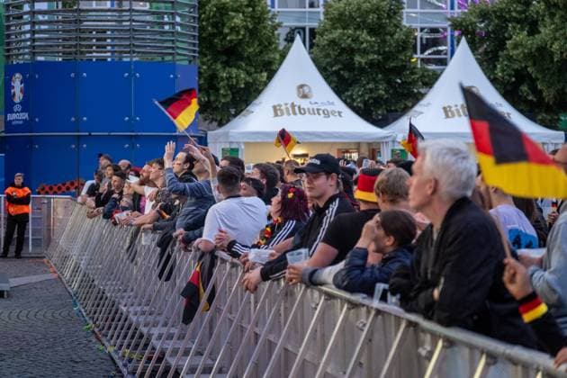 Kick-off to the European Football Championship in Germany More than 15,000 people gathered at augustusplatz in Leipzig to watch the opening match between Germany and Scotland in the official fan zone The evening was hosted by MDR presenter Tom Scheunemann Fanfest