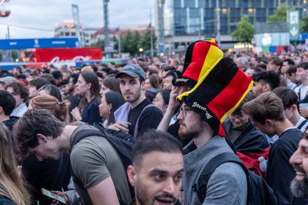 Kick-off to the European Football Championship in Germany More than 15,000 people gathered at augustusplatz in Leipzig to watch the opening match between Germany and Scotland in the official fan zone The evening was hosted by MDR presenter Tom Scheunemann Fanfest