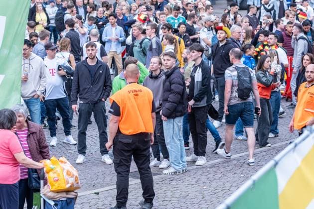 Kick-off to the European Football Championship in Germany More than 15,000 people gathered at augustusplatz in Leipzig to watch the opening match between Germany and Scotland in the official fan zone The evening was hosted by MDR presenter Tom Scheunemann Fanfest