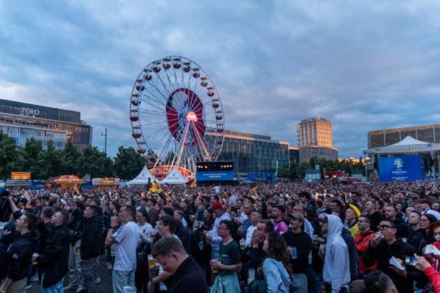 Kick-off to the European Football Championship in Germany More than 15,000 people gathered at augustusplatz in Leipzig to watch the opening match between Germany and Scotland in the official fan zone The evening was hosted by MDR presenter Tom Scheunemann Fanfest