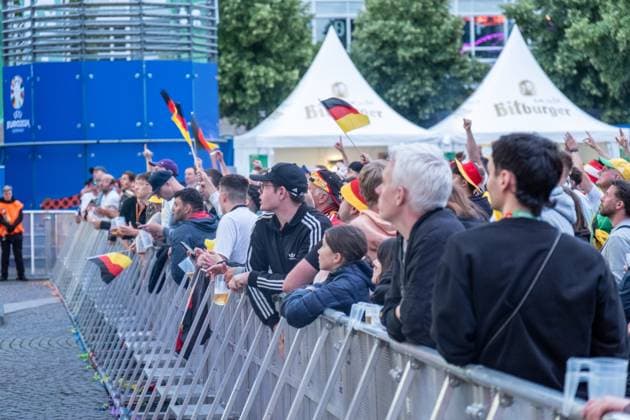 Kick-off to the European Football Championship in Germany More than 15,000 people gathered at augustusplatz in Leipzig to watch the opening match between Germany and Scotland in the official fan zone The evening was hosted by MDR presenter Tom Scheunemann Fanfest