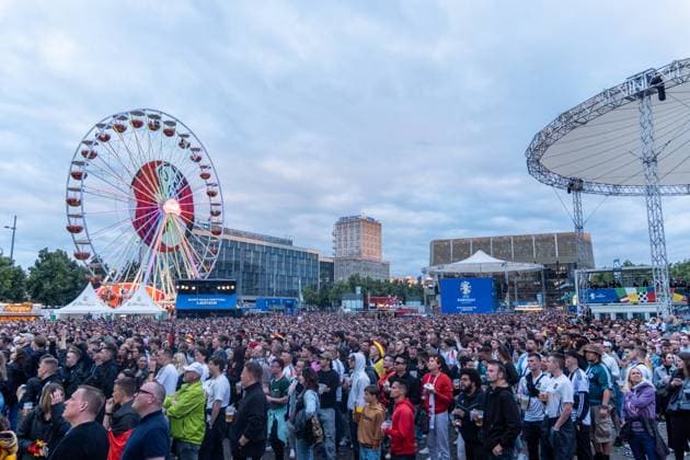 Kick-off to the European Football Championship in Germany More than 15,000 people gathered at augustusplatz in Leipzig to watch the opening match between Germany and Scotland in the official fan zone The evening was hosted by MDR presenter Tom Scheunemann Fanfest