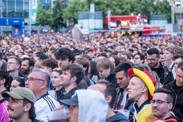 Kick-off to the European Football Championship in Germany More than 15,000 people gathered at augustusplatz in Leipzig to watch the opening match between Germany and Scotland in the official fan zone The evening was hosted by MDR presenter Tom Scheunemann Fanfest