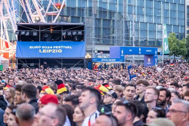 Kick-off to the European Football Championship in Germany More than 15,000 people gathered at augustusplatz in Leipzig to watch the opening match between Germany and Scotland in the official fan zone The evening was hosted by MDR presenter Tom Scheunemann Fanfest