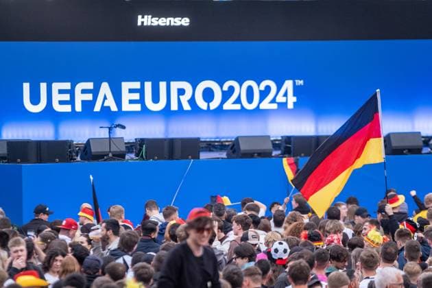 Kick-off to the European Football Championship in Germany More than 15,000 people gathered at augustusplatz in Leipzig to watch the opening match between Germany and Scotland in the official fan zone The evening was hosted by MDR presenter Tom Scheunemann Fanfest