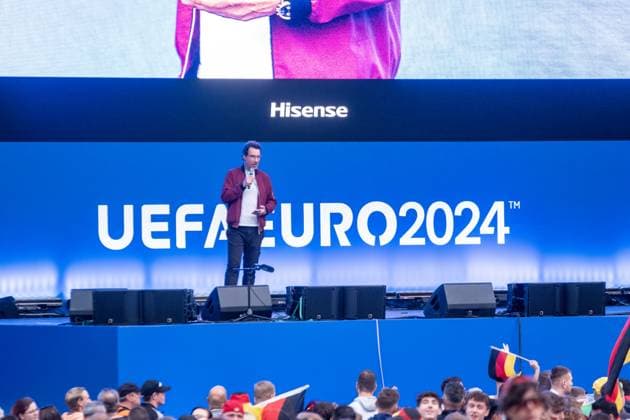 Kick-off to the European Football Championship in Germany More than 15,000 people gathered at augustusplatz in Leipzig to watch the opening match between Germany and Scotland in the official fan zone The evening was hosted by MDR presenter Tom Scheunemann Fanfest