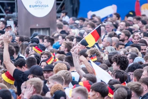 Kick-off to the European Football Championship in Germany More than 15,000 people gathered at augustusplatz in Leipzig to watch the opening match between Germany and Scotland in the official fan zone The evening was hosted by MDR presenter Tom Scheunemann Fanfest