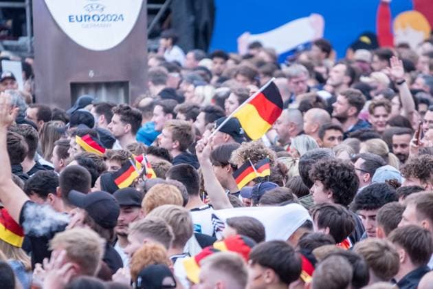 Kick-off to the European Football Championship in Germany More than 15,000 people gathered at augustusplatz in Leipzig to watch the opening match between Germany and Scotland in the official fan zone The evening was hosted by MDR presenter Tom Scheunemann Fanfest