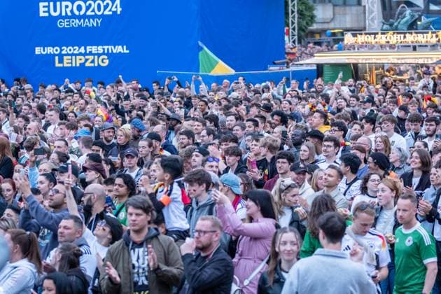 Kick-off to the European Football Championship in Germany More than 15,000 people gathered at augustusplatz in Leipzig to watch the opening match between Germany and Scotland in the official fan zone The evening was hosted by MDR presenter Tom Scheunemann Fanfest