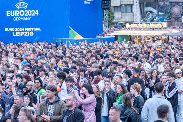 Kick-off to the European Football Championship in Germany More than 15,000 people gathered at augustusplatz in Leipzig to watch the opening match between Germany and Scotland in the official fan zone The evening was hosted by MDR presenter Tom Scheunemann Fanfest