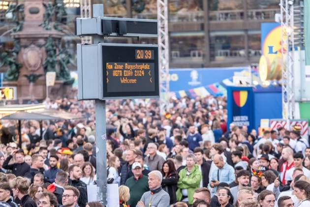 Kick-off to the European Football Championship in Germany More than 15,000 people gathered at augustusplatz in Leipzig to watch the opening match between Germany and Scotland in the official fan zone The evening was hosted by MDR presenter Tom Scheunemann Fanfest