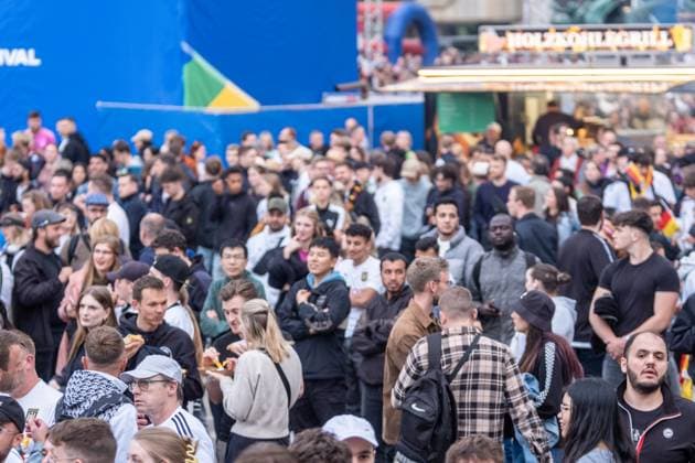 Kick-off to the European Football Championship in Germany More than 15,000 people gathered at augustusplatz in Leipzig to watch the opening match between Germany and Scotland in the official fan zone The evening was hosted by MDR presenter Tom Scheunemann Fanfest