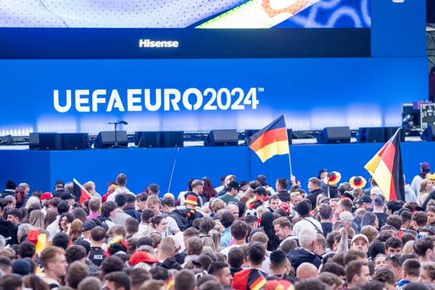 Kick-off to the European Football Championship in Germany More than 15,000 people gathered at augustusplatz in Leipzig to watch the opening match between Germany and Scotland in the official fan zone The evening was hosted by MDR presenter Tom Scheunemann Fanfest