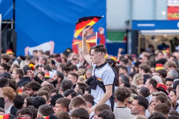 Kick-off to the European Football Championship in Germany More than 15,000 people gathered at augustusplatz in Leipzig to watch the opening match between Germany and Scotland in the official fan zone The evening was hosted by MDR presenter Tom Scheunemann Fanfest