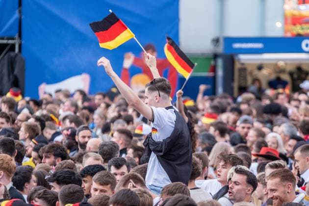 Kick-off to the European Football Championship in Germany More than 15,000 people gathered at augustusplatz in Leipzig to watch the opening match between Germany and Scotland in the official fan zone The evening was hosted by MDR presenter Tom Scheunemann Fanfest