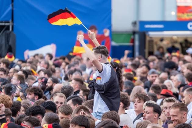 Kick-off to the European Football Championship in Germany More than 15,000 people gathered at augustusplatz in Leipzig to watch the opening match between Germany and Scotland in the official fan zone The evening was hosted by MDR presenter Tom Scheunemann Fanfest