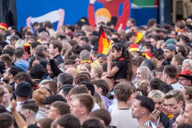 Kick-off to the European Football Championship in Germany More than 15,000 people gathered at augustusplatz in Leipzig to watch the opening match between Germany and Scotland in the official fan zone The evening was hosted by MDR presenter Tom Scheunemann Fanfest