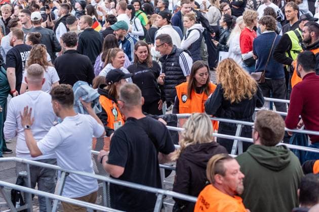 Kick-off to the European Football Championship in Germany More than 15,000 people gathered at augustusplatz in Leipzig to watch the opening match between Germany and Scotland in the official fan zone The evening was hosted by MDR presenter Tom Scheunemann Fanfest