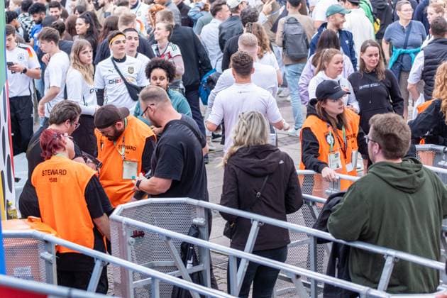 Kick-off to the European Football Championship in Germany More than 15,000 people gathered at augustusplatz in Leipzig to watch the opening match between Germany and Scotland in the official fan zone The evening was hosted by MDR presenter Tom Scheunemann Fanfest