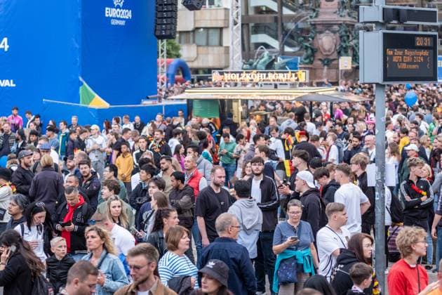 Kick-off to the European Football Championship in Germany More than 15,000 people gathered at augustusplatz in Leipzig to watch the opening match between Germany and Scotland in the official fan zone The evening was hosted by MDR presenter Tom Scheunemann Fanfest