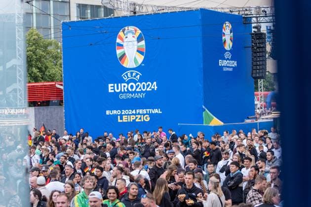 Kick-off to the European Football Championship in Germany More than 15,000 people gathered at augustusplatz in Leipzig to watch the opening match between Germany and Scotland in the official fan zone The evening was hosted by MDR presenter Tom Scheunemann Fanfest