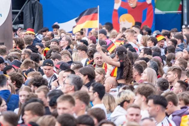 Kick-off to the European Football Championship in Germany More than 15,000 people gathered at augustusplatz in Leipzig to watch the opening match between Germany and Scotland in the official fan zone The evening was hosted by MDR presenter Tom Scheunemann Fanfest