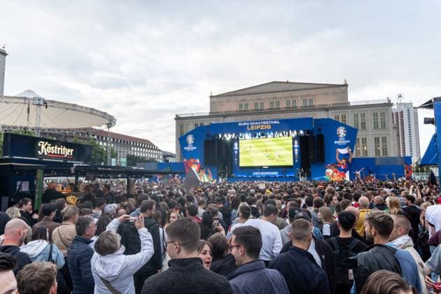Kick-off to the European Football Championship in Germany More than 15,000 people gathered at augustusplatz in Leipzig to watch the opening match between Germany and Scotland in the official fan zone The evening was hosted by MDR presenter Tom Scheunemann Fanfest
