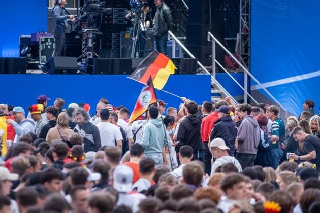 Kick-off to the European Football Championship in Germany More than 15,000 people gathered at augustusplatz in Leipzig to watch the opening match between Germany and Scotland in the official fan zone The evening was hosted by MDR presenter Tom Scheunemann Fanfest