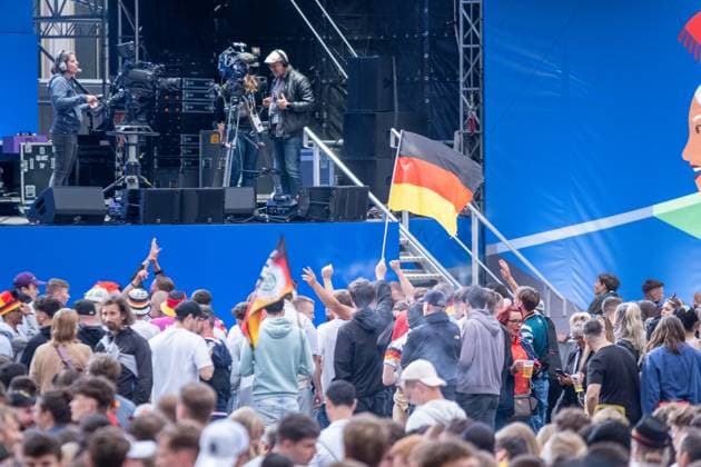 Kick-off to the European Football Championship in Germany More than 15,000 people gathered at augustusplatz in Leipzig to watch the opening match between Germany and Scotland in the official fan zone The evening was hosted by MDR presenter Tom Scheunemann Fanfest