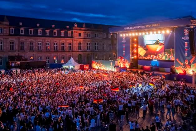 Bilder des Jahres 2024, News 06 Juni News Themen der Woche KW24 Public Viewing in Stuttgart. Deutschland - Schottland 5:1. 25.000 Menschen feiern auf der Fanmeile am Schlossplatz die deutsche Fußball Nationalmannschaft. Motto zur UEFA EURO 2024: Die ganze Stadt ein Stadion. 14.06.2024: Stuttgart, Baden-Württemberg, Deutschland, Europa *** Public viewing in Stuttgart Germany Scotland 5 1 25,000 people celebrate the German national soccer team on the fan mile on Schlossplatz Motto for UEFA EURO 2024 The whole city a stadium 14 06 2024 Stuttgart, Baden Württemberg, Germany, Europe