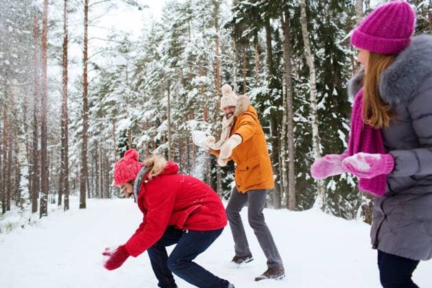 christmas, season, friendship and people concept - group of smiling men and women having fun and playing snowball game in winter forest ,model released, Symbolfoto; christmas, season, Freundschaft und Personen Konzept Gruppe des lächelnd Männer und Frauen habend Spaß und spielendes Schneeball Spiel in winterlichen Wald ,model released, Symbolfoto ING_33594_135493