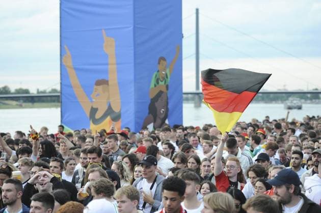 EM 2024 Public Viewing in Düsseldorf FOR EDITORIAL PURPOSES ONLY EDITORIAL USE ONLY p Fans enjoy the match between Germany and Scotland in the European Football Championship in Düsseldorf Germany NRW Düsseldorf Copyright OleksandrxVoskresenskyi on Friday, 14 06 2024, at the Public Viewing Copyright: OleksandrxVoskresenskyi doc7vvedl58b9k72qy7c0u ,EDITORIAL USE ONLY Copyright: OleksandrxVoskresenskyi