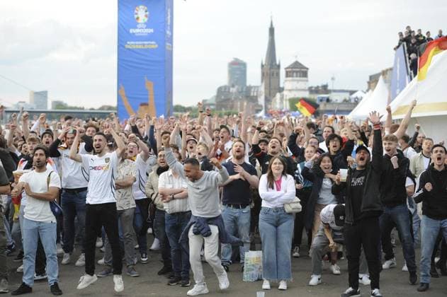 EM 2024 Public Viewing in Düsseldorf FOR EDITORIAL PURPOSES ONLY EDITORIAL USE ONLY p Fans enjoy the match between Germany and Scotland in the European Football Championship in Düsseldorf Germany NRW Düsseldorf Copyright OleksandrxVoskresenskyi on Friday, 14 06 2024, at the Public Viewing Copyright: OleksandrxVoskresenskyi doc7vvedn5w75hjrxrxezt ,EDITORIAL USE ONLY Copyright: OleksandrxVoskresenskyi