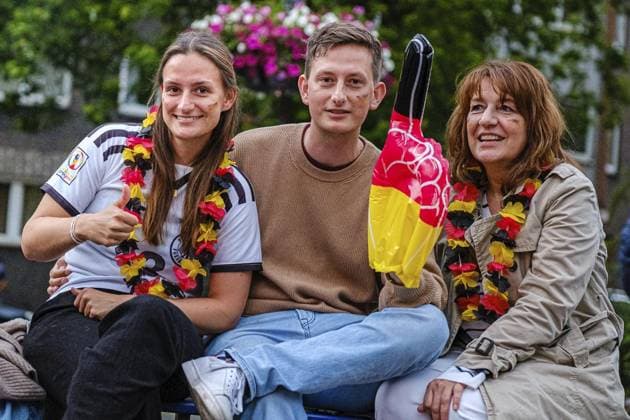 Public Viewing in Duisburg FOR EDITORIAL PURPOSES ONLY EDITORIAL USE ONLY p On the Dellplatz f l Katja, Tommi and Bettina from Duisburg Duissern Public Viewing in Duisburg the European Championship in Germany starts with the match Germany Scotland Saturday, June 14, 2024 in Duisburg ¨ Germany NRW Duisburg Copyright ChristophxWojtyczka Copyright: ChristophxWojtyczka doc7vvftvsi9l317epf7l9j ,EDITORIAL USE ONLY Copyright: ChristophxWojtyczka