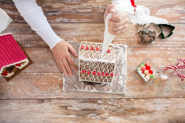 cooking, people, christmas and decoration concept - close up of happy woman making gingerbread houses at home ,model released, Symbolfoto; cooking, people, Weihnachten und Dekoration Konzept schließen Aufwärts des glücklich Frau machend Lebkuchen Häuser im Heimat ,model released, Symbolfoto ING_33594_137718 RECORD DATE NOT STATED