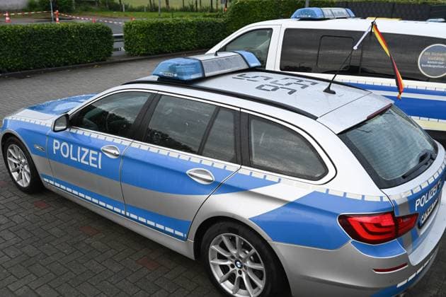 Federal police officers may fly the German flag on their official vehicles The existing ban on flags on official vehicles for reasons of neutrality was suspended for the Federal Police at the request of the Federal Minister of the Interior However, the decree only applies for the duration of the European Championships and only for German flags Bunde Niedersachsen Germany Copyright: xdiebildwerftx