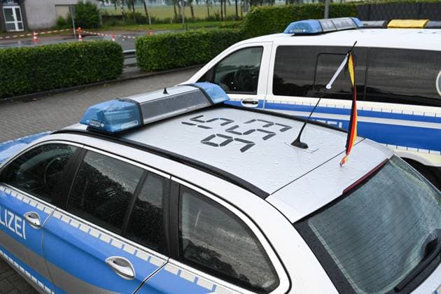 Federal police officers may fly the German flag on their official vehicles The existing ban on flags on official vehicles for reasons of neutrality was suspended for the Federal Police at the request of the Federal Minister of the Interior However, the decree only applies for the duration of the European Championships and only for German flags Bunde Niedersachsen Germany Copyright: xdiebildwerftx