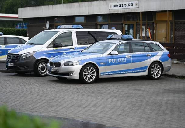 Federal police officers may fly the German flag on their official vehicles The existing ban on flags on official vehicles for reasons of neutrality was suspended for the Federal Police at the request of the Federal Minister of the Interior However, the decree only applies for the duration of the European Championships and only for German flags Bunde Niedersachsen Germany Copyright: xdiebildwerftx