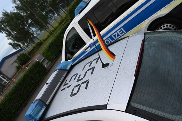Federal police officers may fly the German flag on their official vehicles The existing ban on flags on official vehicles for reasons of neutrality was suspended for the Federal Police at the request of the Federal Minister of the Interior However, the decree only applies for the duration of the European Championships and only for German flags Bunde Niedersachsen Germany Copyright: xdiebildwerftx