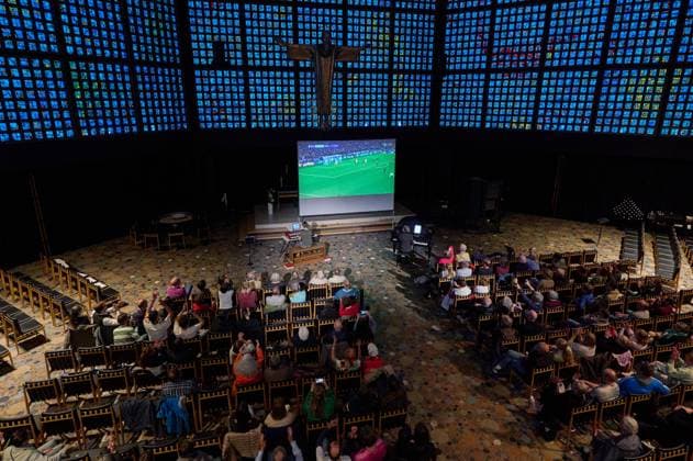 Die Kaiser-Wilhelm-Gedaechtniskirche in Berlin hat zum Eroeffnungsspiel der Fussball-EM Deutschland gegen Schottland am Freitag (14.06.2024) zum Public Viewing mit einem Orgel-Klavierduell eingeladen. Die Musiker Sebastian Heindl (Foto li.) und Jack Day (Foto re.) vertraten jeweils eine Mannschaft und begleiteten den aus Muenchen uebertragenen Spielverlauf live auf der Orgel und am Klavier. Waehrend der Fussball-Europameisterschaft veranstaltet die Kaiser-Wilhelm-Gedaechtniskirche bis 14. Juli ein eigenes Programm unter der Ueberschrift Willkommen im Blau . Unter dem Titel Anstoss! sollen auch die Mittagsgebete von Montag bis Freitag um 13 Uhr einen Bezug zum Fussball haben. Die Pfarrerinnen Kathrin Oxen und Sarah-Magdalena Kingreen werd Copyright: epd-bild ChristianxDitsch epd-Orgel-Klavierduell2