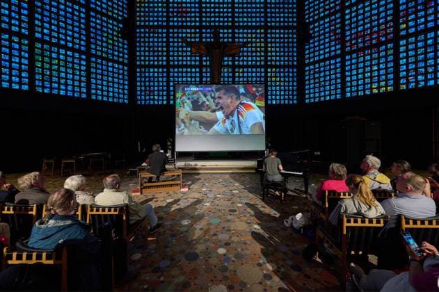 Die Kaiser-Wilhelm-Gedaechtniskirche in Berlin hat zum Eroeffnungsspiel der Fussball-EM Deutschland gegen Schottland am Freitag (14.06.2024) zum Public Viewing mit einem Orgel-Klavierduell eingeladen. Die Musiker Sebastian Heindl (Foto re.) und Jack Day (Foto li.) vertraten jeweils eine Mannschaft und begleiteten den aus Muenchen uebertragenen Spielverlauf live auf der Orgel und am Klavier. Waehrend der Fussball-Europameisterschaft veranstaltet die Kaiser-Wilhelm-Gedaechtniskirche bis 14. Juli ein eigenes Programm unter der Ueberschrift Willkommen im Blau . Unter dem Titel Anstoss! sollen auch die Mittagsgebete von Montag bis Freitag um 13 Uhr einen Bezug zum Fussball haben. Die Pfarrerinnen Kathrin Oxen und Sarah-Magdalena Kingreen werd Copyright: epd-bild ChristianxDitsch epd-Orgel-Klavierduell3