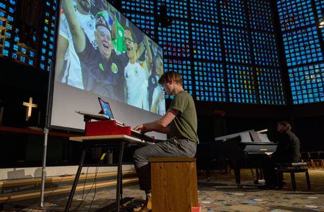 Die Kaiser-Wilhelm-Gedaechtniskirche in Berlin hat zum Eroeffnungsspiel der Fussball-EM Deutschland gegen Schottland am Freitag (14.06.2024) zum Public Viewing mit einem Orgel-Klavierduell eingeladen. Die Musiker Sebastian Heindl (Foto li.) und Jack Day (Foto re.) vertraten jeweils eine Mannschaft und begleiteten den aus Muenchen uebertragenen Spielverlauf live auf der Orgel und am Klavier. Waehrend der Fussball-Europameisterschaft veranstaltet die Kaiser-Wilhelm-Gedaechtniskirche bis 14. Juli ein eigenes Programm unter der Ueberschrift Willkommen im Blau . Unter dem Titel Anstoss! sollen auch die Mittagsgebete von Montag bis Freitag um 13 Uhr einen Bezug zum Fussball haben. Die Pfarrerinnen Kathrin Oxen und Sarah-Magdalena Kingreen werd Copyright: epd-bild ChristianxDitsch epd-Orgel-Klavierduell6