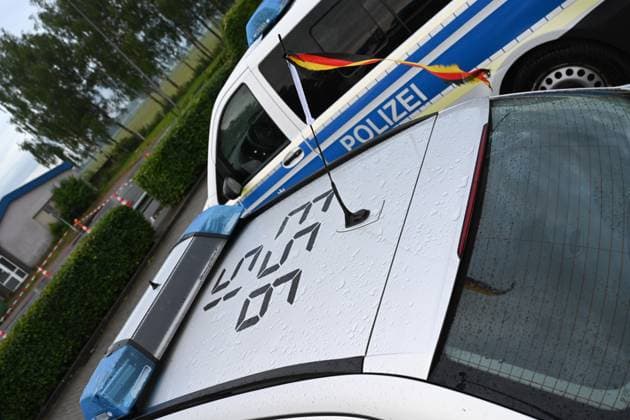Federal police officers may fly the German flag on their official vehicles The existing ban on flags on official vehicles for reasons of neutrality was suspended for the Federal Police at the request of the Federal Minister of the Interior However, the decree only applies for the duration of the European Championships and only for German flags Bunde Niedersachsen Germany Copyright: xdiebildwerftx