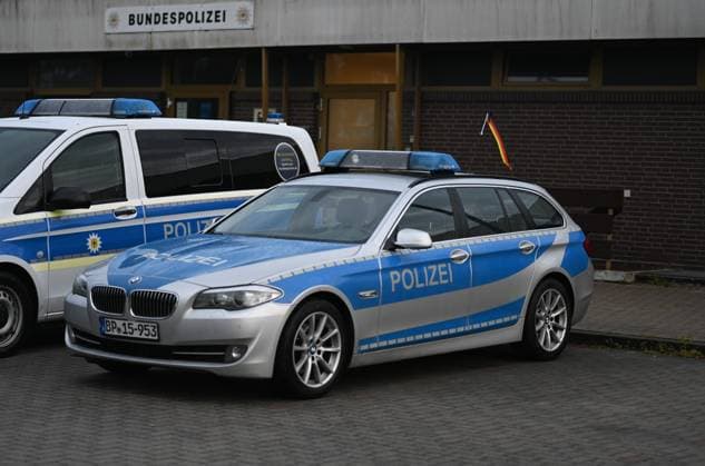Federal police officers may fly the German flag on their official vehicles The existing ban on flags on official vehicles for reasons of neutrality was suspended for the Federal Police at the request of the Federal Minister of the Interior However, the decree only applies for the duration of the European Championships and only for German flags Bunde Niedersachsen Germany Copyright: xdiebildwerftx