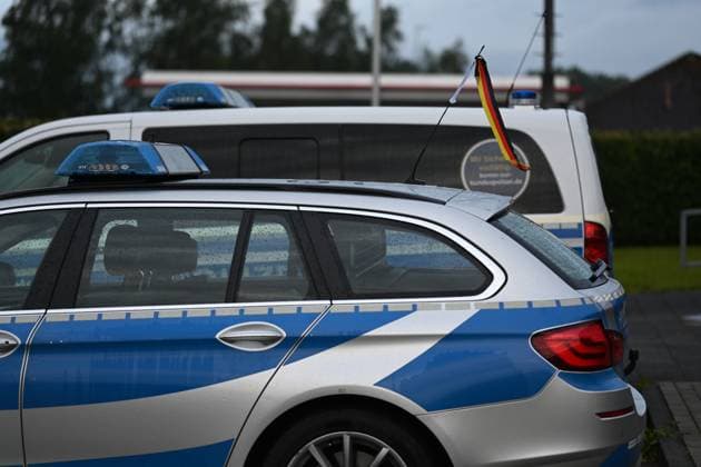 Federal police officers may fly the German flag on their official vehicles The existing ban on flags on official vehicles for reasons of neutrality was suspended for the Federal Police at the request of the Federal Minister of the Interior However, the decree only applies for the duration of the European Championships and only for German flags Bunde Niedersachsen Germany Copyright: xdiebildwerftx