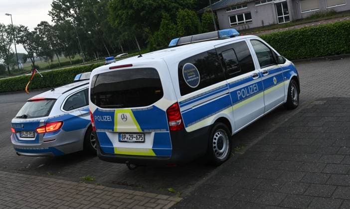 Federal police officers may fly the German flag on their official vehicles The existing ban on flags on official vehicles for reasons of neutrality was suspended for the Federal Police at the request of the Federal Minister of the Interior However, the decree only applies for the duration of the European Championships and only for German flags Bunde Niedersachsen Germany Copyright: xdiebildwerftx